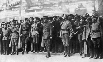 Керенский и российские солдаты 1917 г.